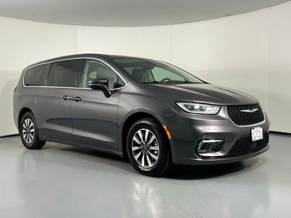 Used 2023 Chrysler Pacifica Touring-L