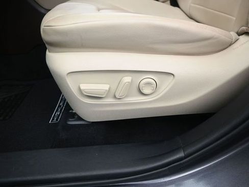 Used 2021 Toyota Highlander XLE FWD image 12