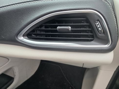 Used 2022 Chrysler Pacifica Limited w/ Uconnect Theater Family Group image 30