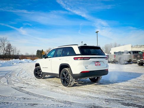 New 2025 Jeep Grand Cherokee Altitude image 6