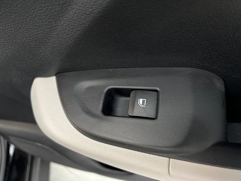 Used 2025 Hyundai Venue SEL FWD image 25