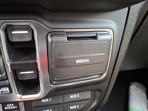 Used 2026 Jeep Gladiator Willys AWD/4WD image 20