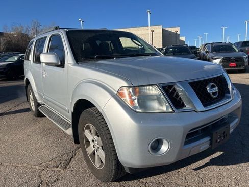 Used 2011 Nissan Pathfinder SV image 8