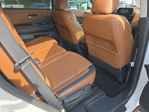 Used 2024 Nissan Pathfinder Platinum w/ Black Appearance Package image 11