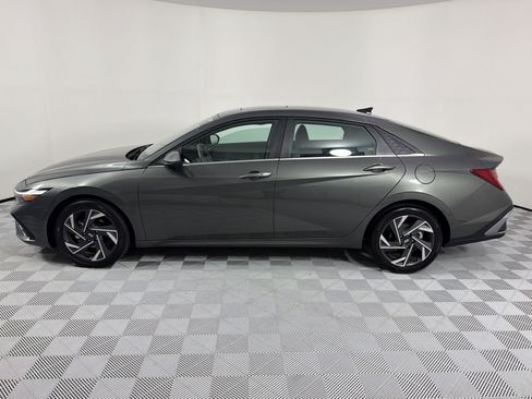 Used 2025 Hyundai Elantra SEL FWD image 2