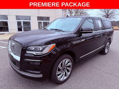Used 2024 Lincoln Navigator L 4WD image 3