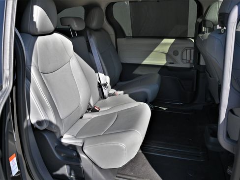 Used 2024 Toyota Sienna XLE image 19