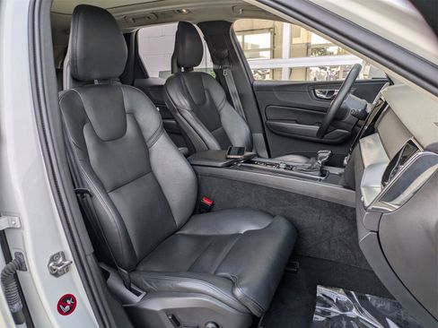 Used 2019 Volvo XC60 T5 Momentum w/ Premium Package image 28
