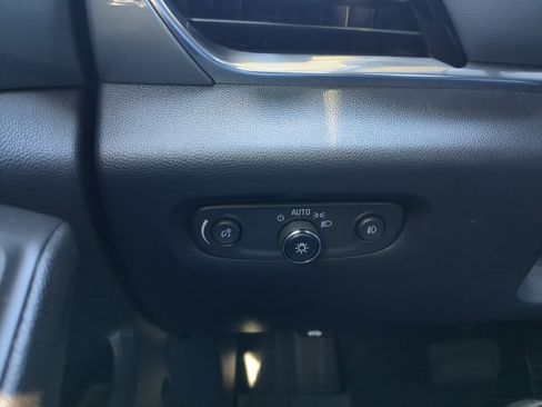 Used 2021 Chevrolet Traverse LT image 28