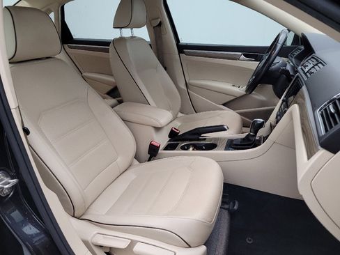 Used 2018 Volkswagen Passat 2.0T SE FWD image 21