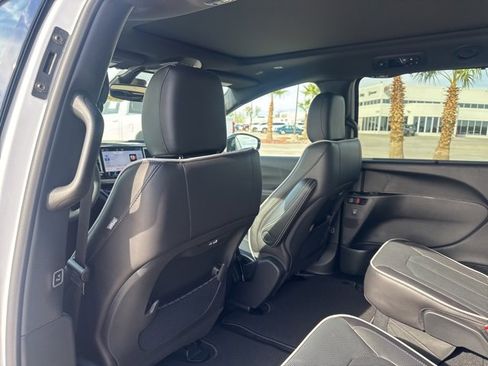 New 2026 Chrysler Pacifica Limited image 11