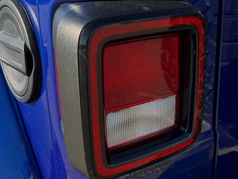 Used 2018 Jeep Wrangler Unlimited Sahara AWD/4WD image 13
