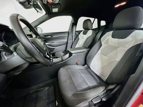 Used 2025 Chevrolet Trax RS FWD image 12