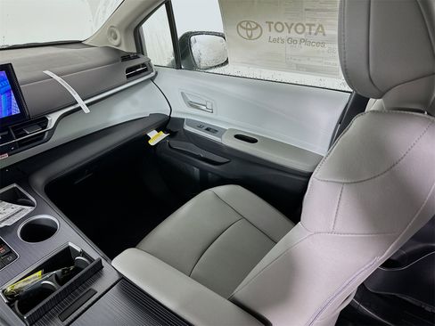 New 2026 Toyota Sienna XLE image 25
