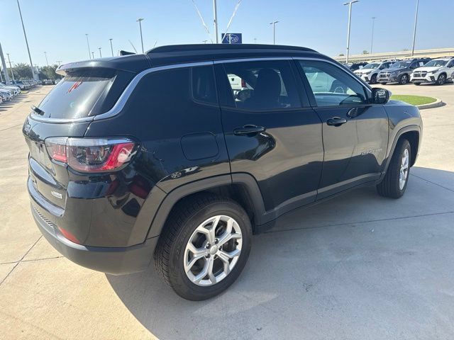 Used 2024 Jeep Compass Latitude AWD/4WD image 3