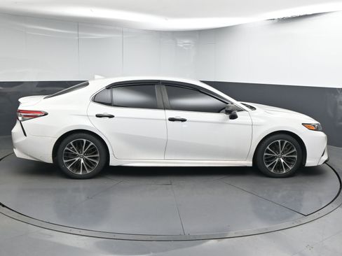 Certified 2020 Toyota Camry SE image 9