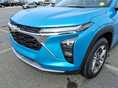 Certified 2025 Chevrolet Trax LT w/ Driver Confidence Package image 9