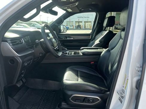 Used 2024 Jeep Wagoneer Series III AWD/4WD image 2