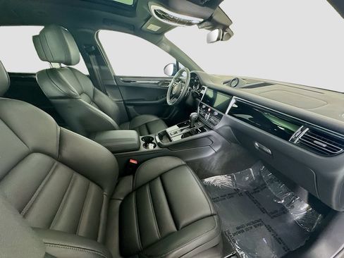 Certified 2025 Porsche Macan AWD/4WD image 30