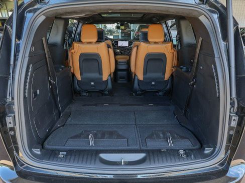 Used 2023 Chrysler Pacifica Pinnacle FWD image 37