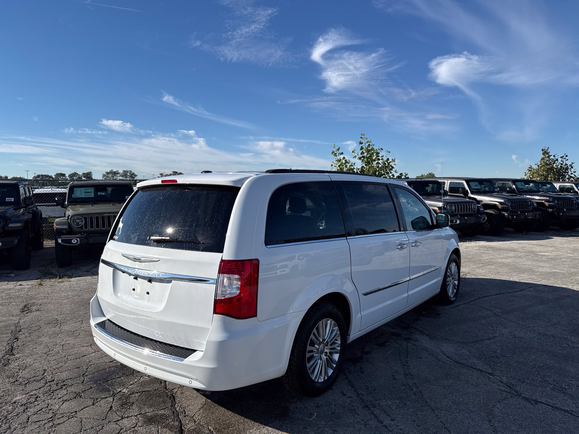 Used 2015 Chrysler Town & Country Touring-L w/ Driver Convenience Group FWD image 6
