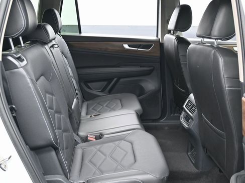 Used 2024 Volkswagen Atlas SE image 33