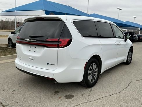 Used 2024 Chrysler Pacifica Select image 3