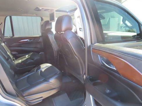 Used 2020 Cadillac Escalade Premium Luxury w/ Escalade Sport Edition AWD/4WD image 30
