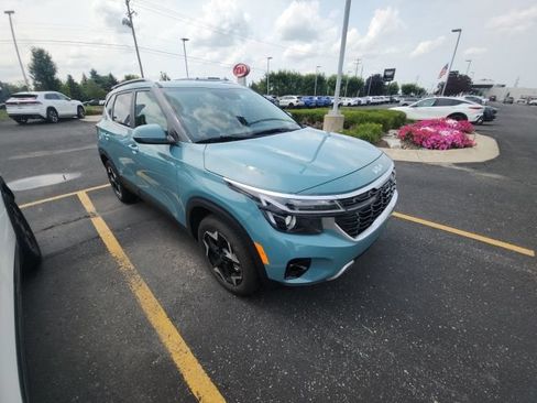 Certified 2025 Kia Seltos EX w/ EX Sunroof Package AWD/4WD image 2