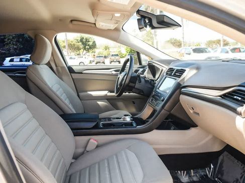 Used 2019 Ford Fusion SE FWD image 15