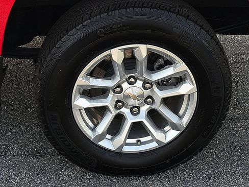Used 2024 Chevrolet Silverado 1500 LT AWD/4WD image 6