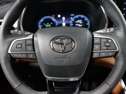 New 2026 Toyota Highlander Platinum image 12