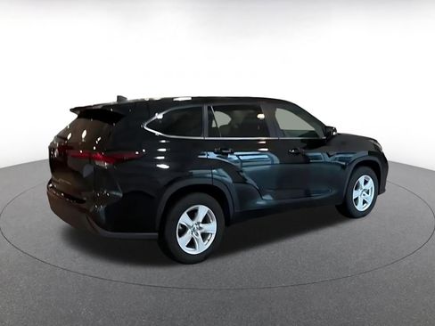 Used 2025 Toyota Highlander LE FWD image 12