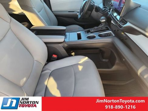 Used 2025 Toyota Sienna XLE image 16
