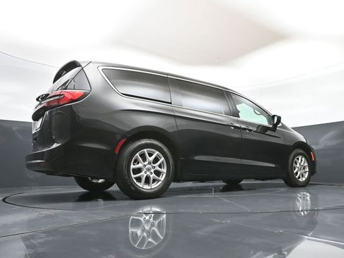 Used 2023 Chrysler Pacifica Touring-L FWD image 41