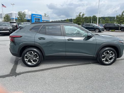 Used 2025 Chevrolet Trax LT w/ Driver Confidence Package FWD image 8