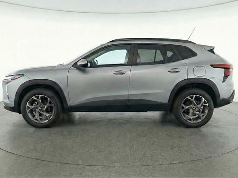 Used 2025 Chevrolet Trax LT FWD image 5