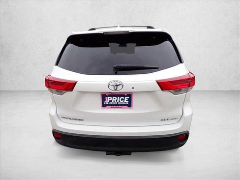 Used 2017 Toyota Highlander XLE image 3