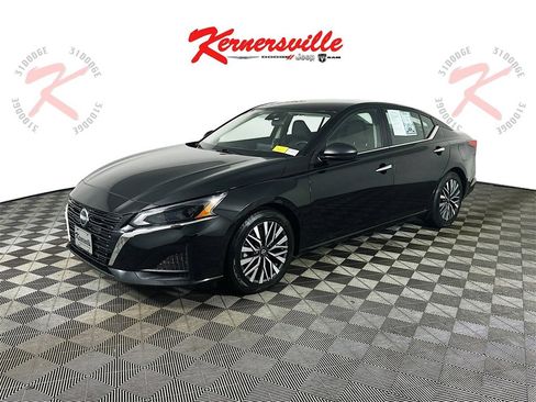Used 2024 Nissan Altima 2.5 SV image 3