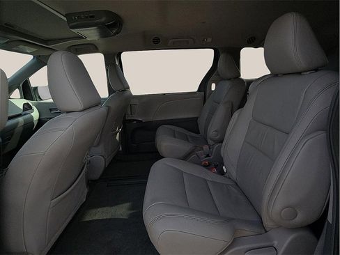 Used 2016 Toyota Sienna XLE image 10