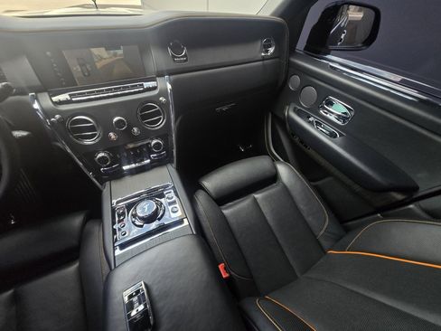 Used 2020 Rolls-Royce Cullinan Black Badge image 39