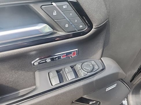 Used 2022 GMC Sierra 1500 AT4 w/ AT4 Premium Package AWD/4WD image 9