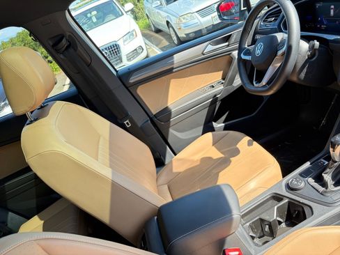 Used 2022 Volkswagen Tiguan SE AWD/4WD image 32