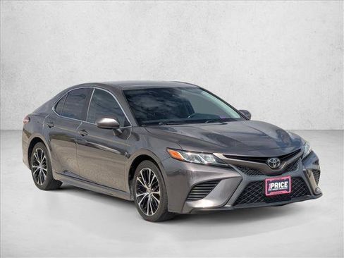 Used 2020 Toyota Camry SE w/ Carpet Mat Package FWD image 3