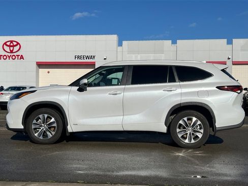 Certified 2025 Toyota Highlander XLE image 9