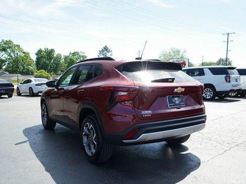 Used 2025 Chevrolet Trax LT w/ Driver Confidence Package FWD image 3
