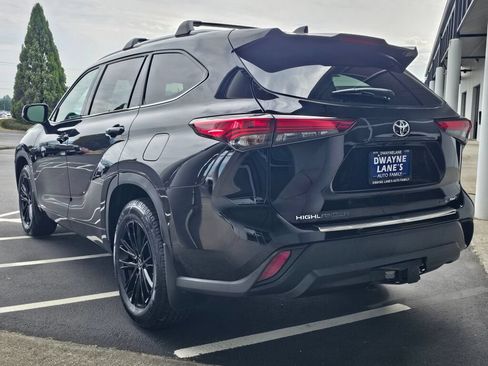 Used 2022 Toyota Highlander XLE AWD/4WD image 3