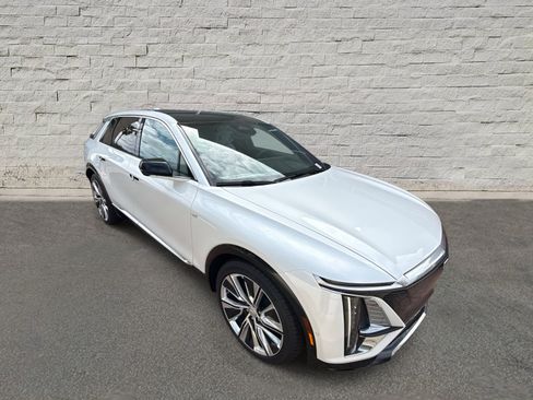 New 2025 Cadillac Lyriq Luxury image 3