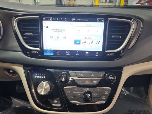 Used 2023 Chrysler Pacifica Touring-L FWD image 22