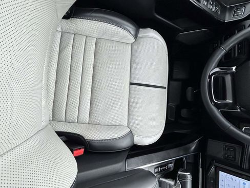 Used 2023 Ford F150 Lightning Platinum image 13